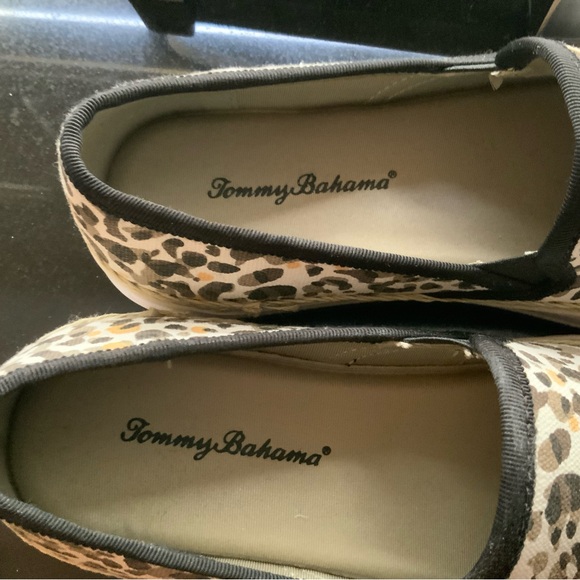 Tommy Bahama Animal Print Slip Ons Size 9 - Picture 3 of 5